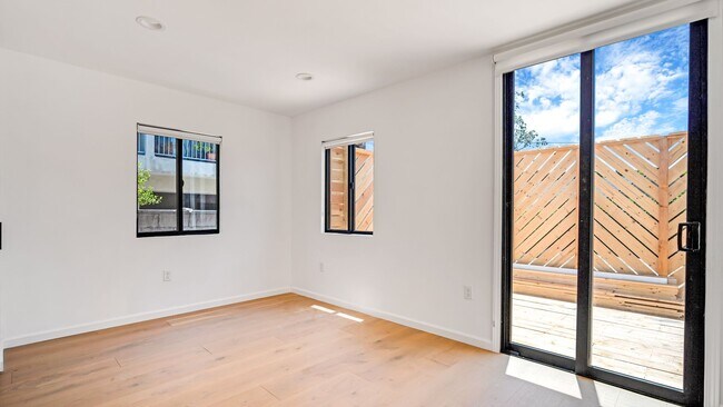 Building Photo - 1570 Myra Ave