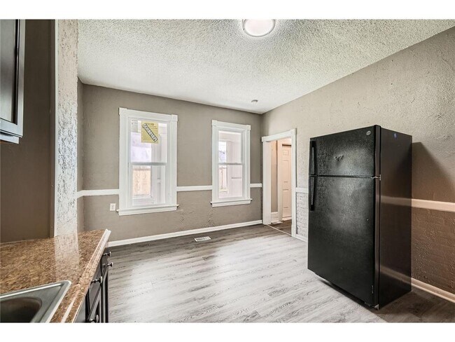 Building Photo - 911 Sims Ave