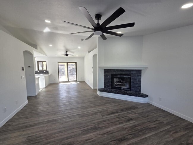 Building Photo - 5143 N Desert Ln