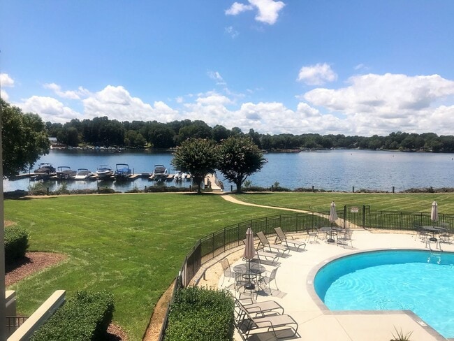 Building Photo - 2BR Waterfront Condo in Davidson. Enjoy Beautiful Year Round Lake Views!