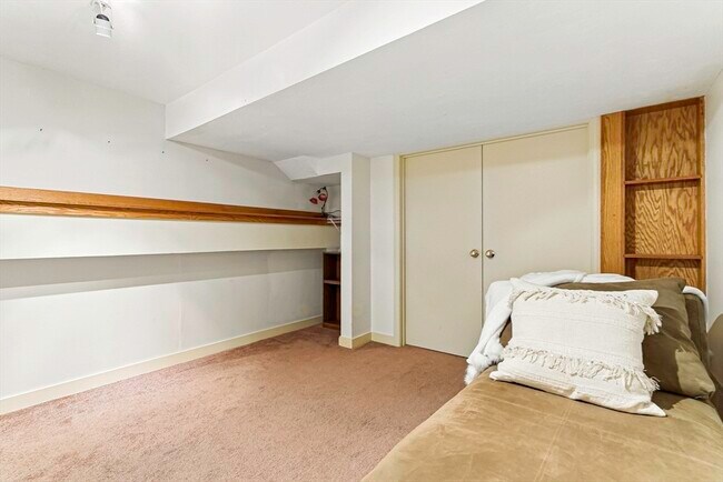 Building Photo - 14 Weybridge Ln