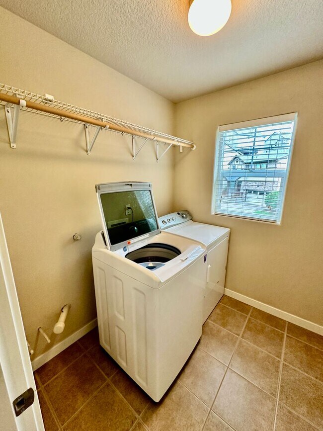 Building Photo - Beautiful 6-bedroom 4-bathroom home in an upscale neighborhood in the Sexton Mountain section of ...