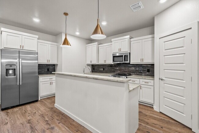 Building Photo - 10918 Albany Ave