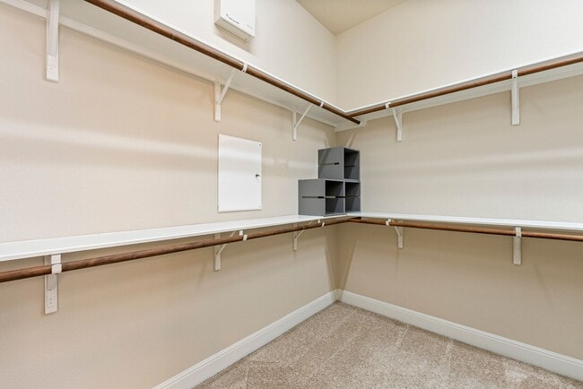 Building Photo - Luxurious 4 bedrooms 3 bathrooms home in L...