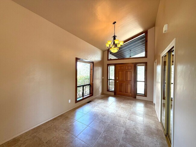 Building Photo - Custom home on 3 acres in Williamson Valley