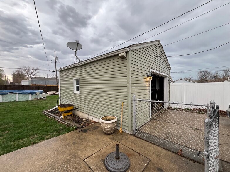 Building Photo - 1452 E Logan St