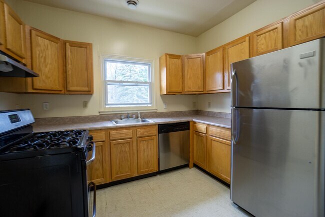Building Photo - Apartment with Hardwood Floors Near Food C...