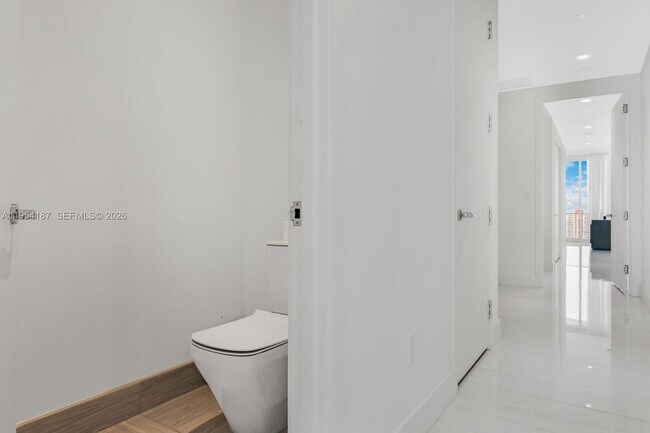 Building Photo - 16901 Collins Ave