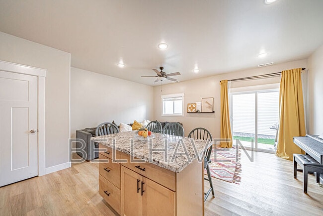 Building Photo - 380 S 3rd W