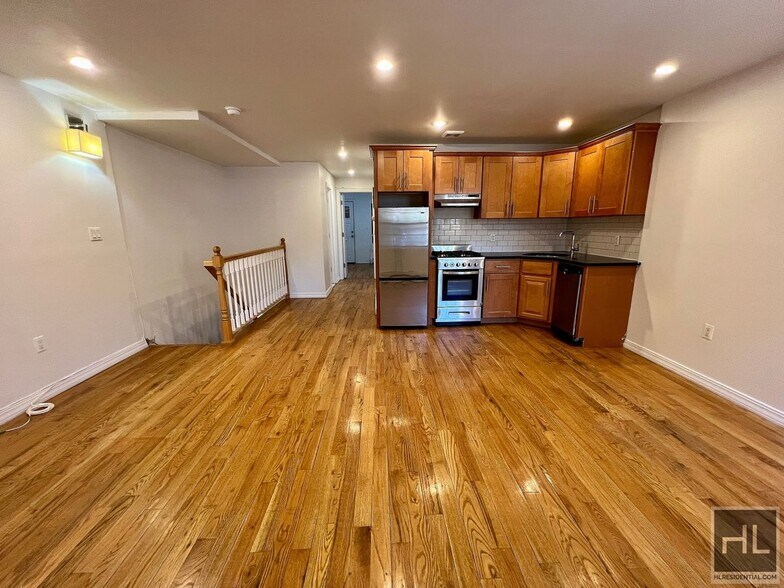 Primary Photo - 789 Greene Ave