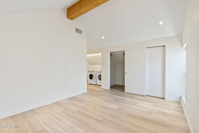 Building Photo - 1337 E Polk St