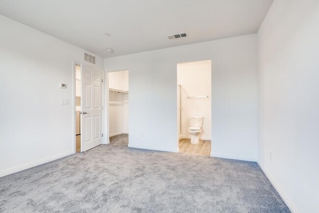 Building Photo - 2020-Built 3 Bedroom Beauty in the Heart of Henderson!