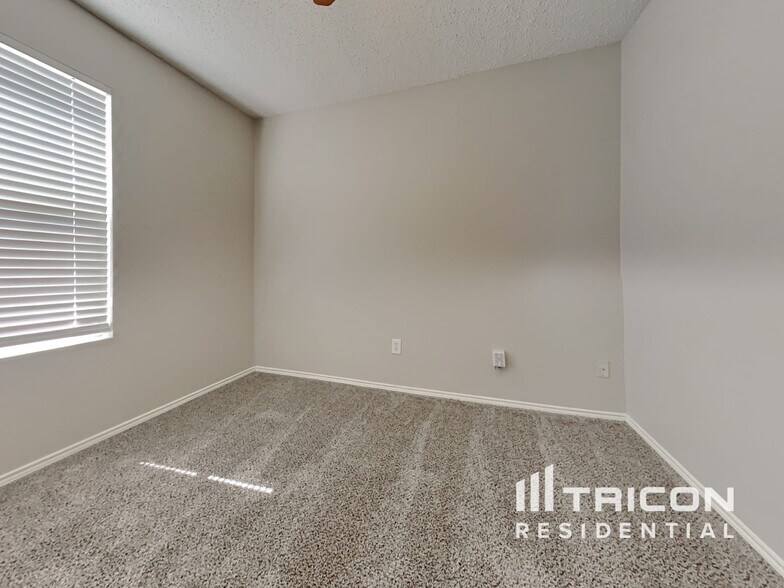 Building Photo - 104 Scarlet View
