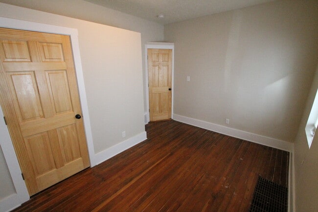 Building Photo - Right Size and a Great Location! Two bedro...