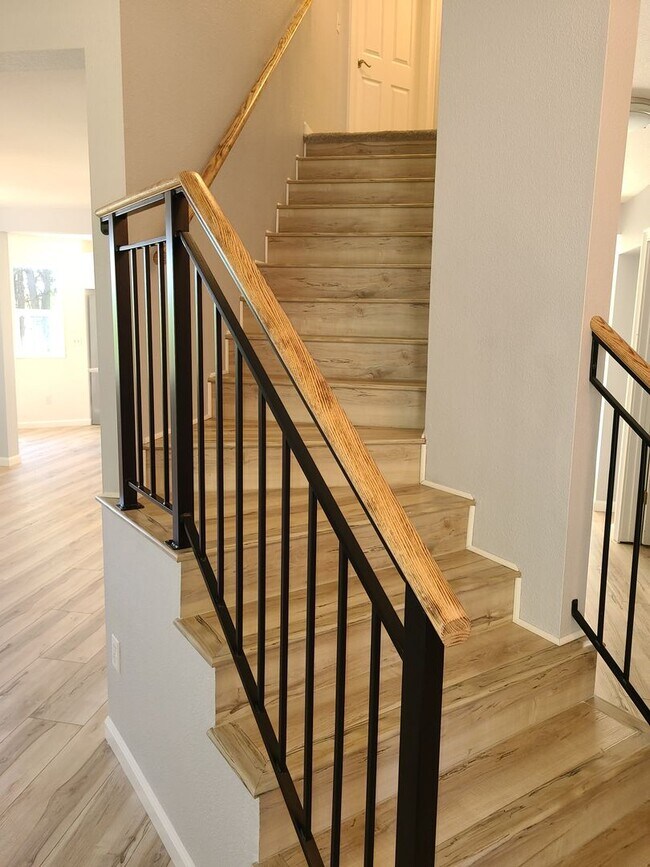 Building Photo - Beautiful Updated 3 bedroom 2.5 bath Hayde...