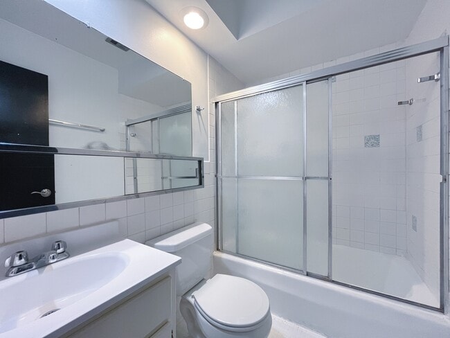 Building Photo - 516 W Melrose St