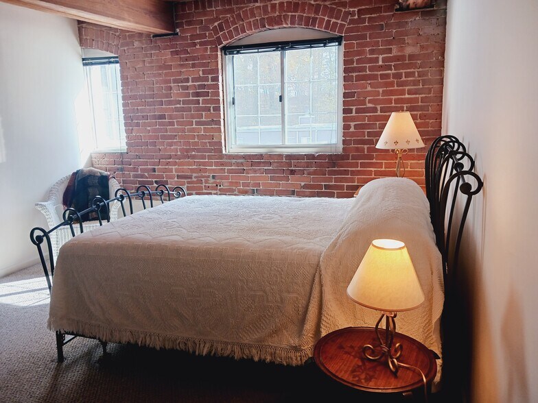 Bedroom - 124 College St