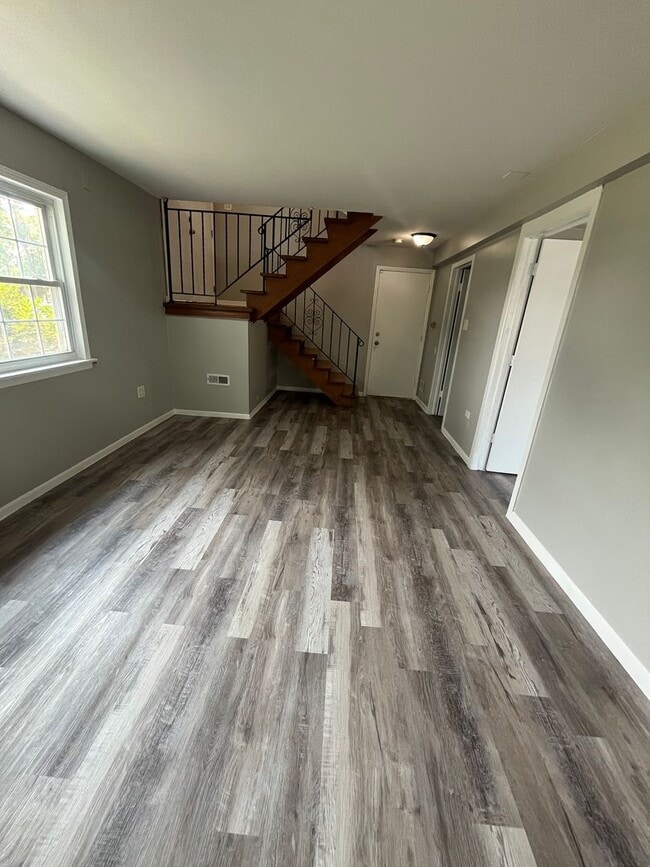 Building Photo - 4 Bedroom House Now Available in Tinley Pa...
