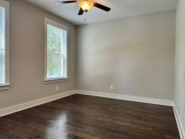 Building Photo - Beautiful End Unit Franklin Townhome