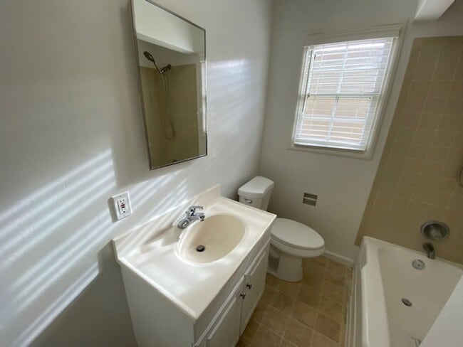 Building Photo - 916 Lighthouse Ave