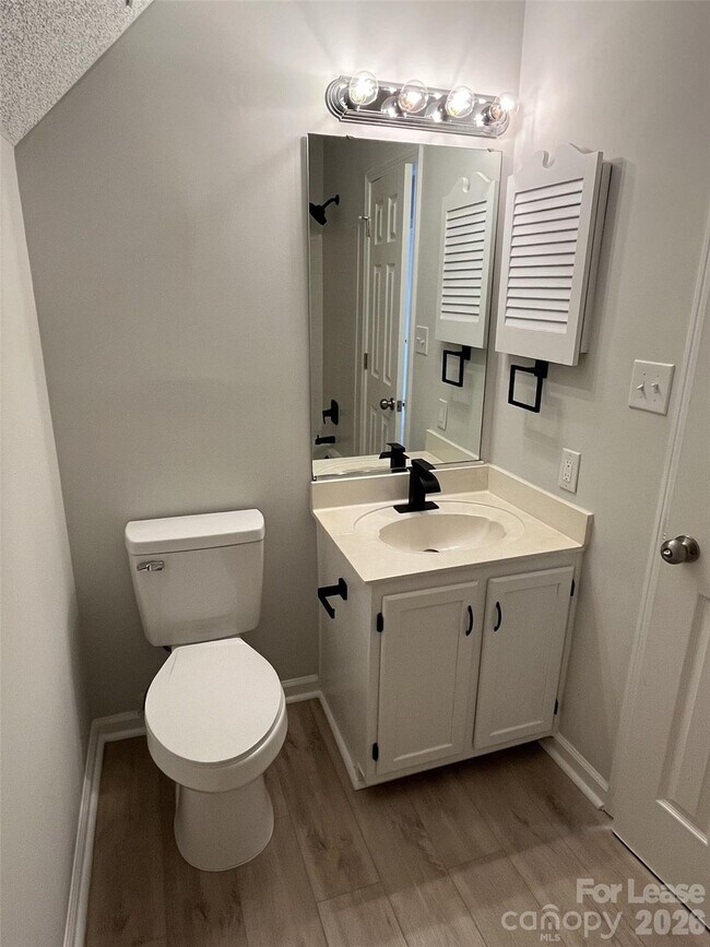 Building Photo - 5637 Hedgecrest Pl