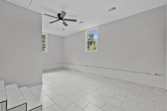 Building Photo - 3 Bedroom 2 Bath Home For Rent Near Downtown!