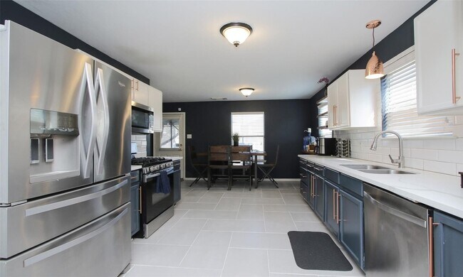 Building Photo - 6010 Ridgebriar Ln