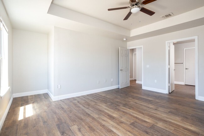 Building Photo - $300 OFF 1ST MONTH RENT IF YOU MOVE IN WIT...