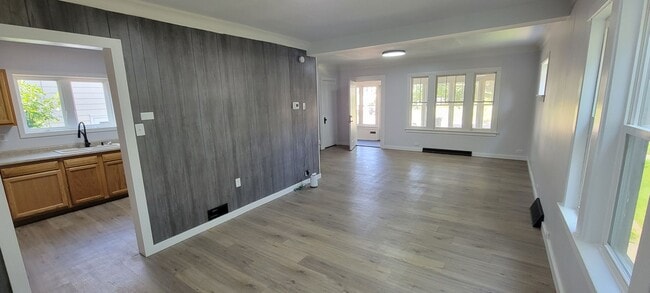 Building Photo - AVAILABLE JUNE 1ST - 2 Bed/ 1 Bath w/ Great Yard!