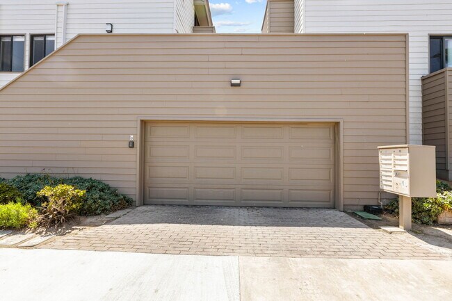 Building Photo - 727 Seacoast Dr