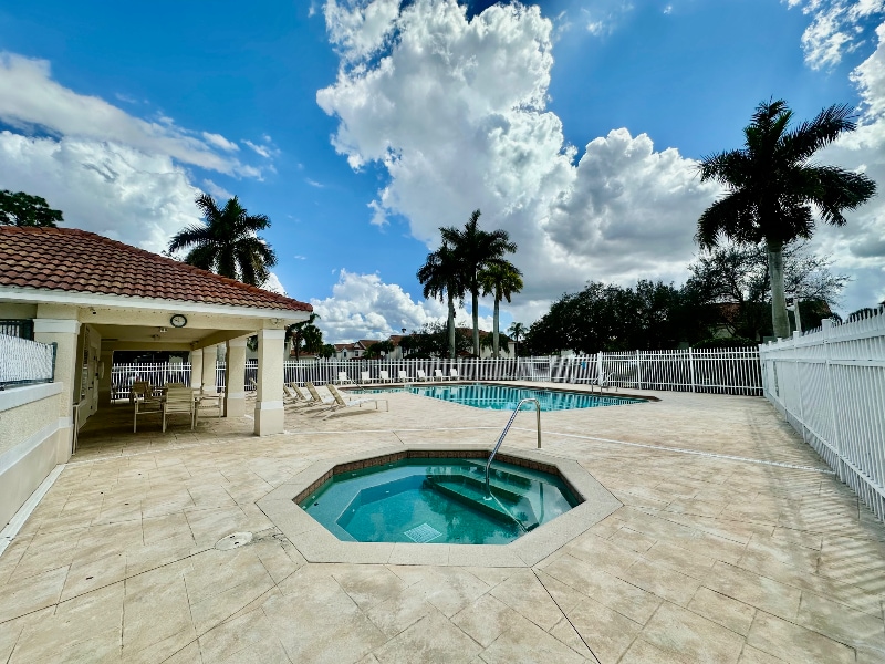 Building Photo - 996 Hampton Cir