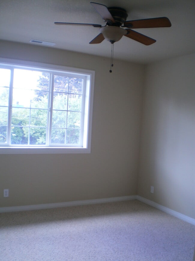 Building Photo - ~Elegant 3 bedroom with Bonus Family Room ...