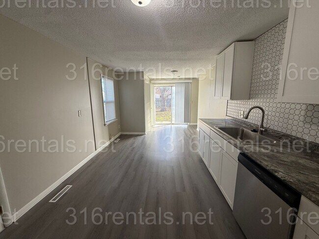 Building Photo - $1325 - 3 bedroom / 2 bathroom - Single Family Home