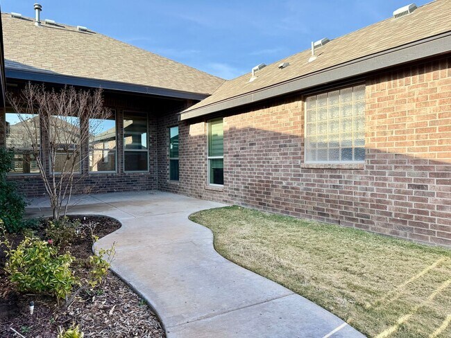 Building Photo - House For Rent