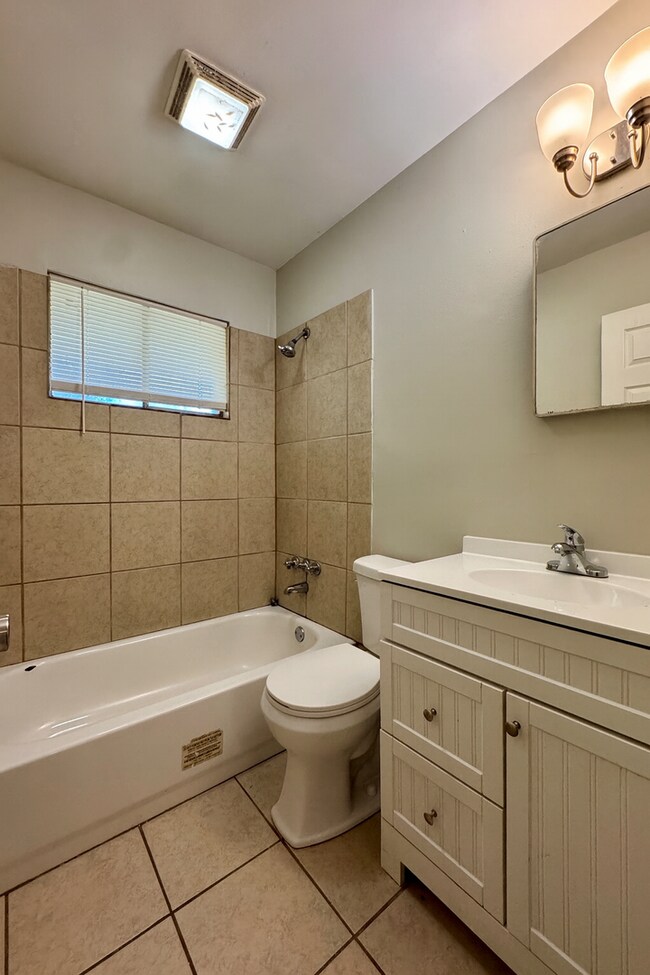 Building Photo - 1014 N Larchmont Dr