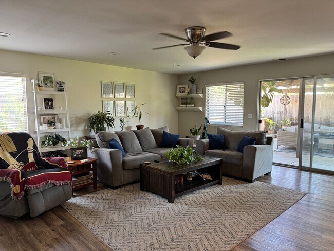 Building Photo - Beautifully Updated 4 Bedroom, 3 Bath Sing...