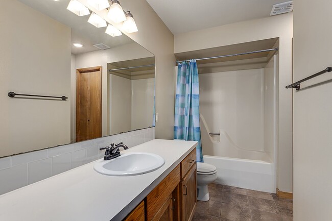 Building Photo - 2 Bedroom/1.5 Bathroom Duplex - ASK ABOUT ...