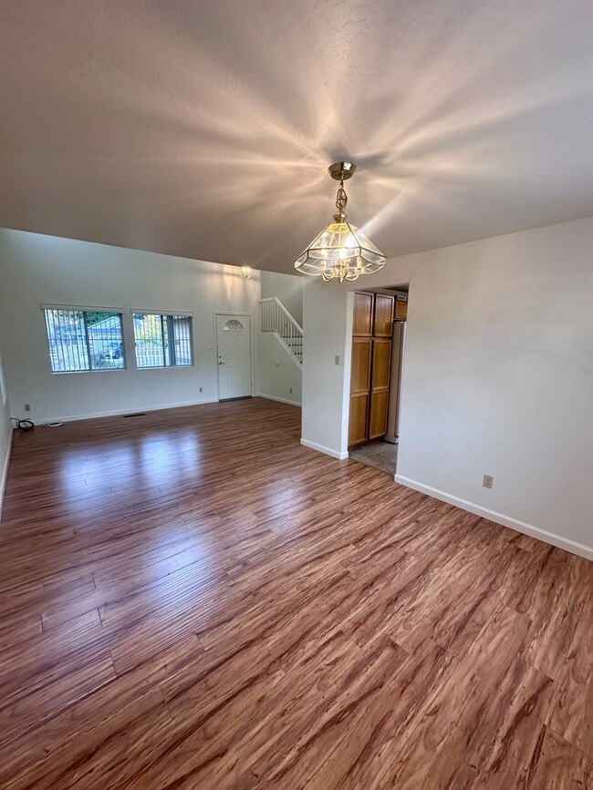 Building Photo - Spacious 3 Bedroom 2.5 Bath Home In NW Ren...