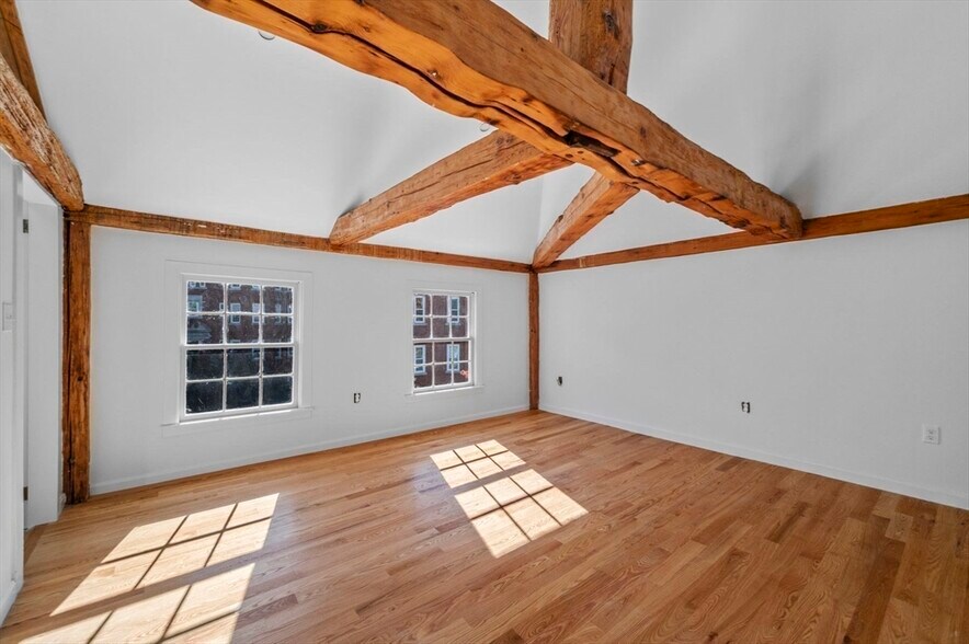 Building Photo - 15 Lynde St