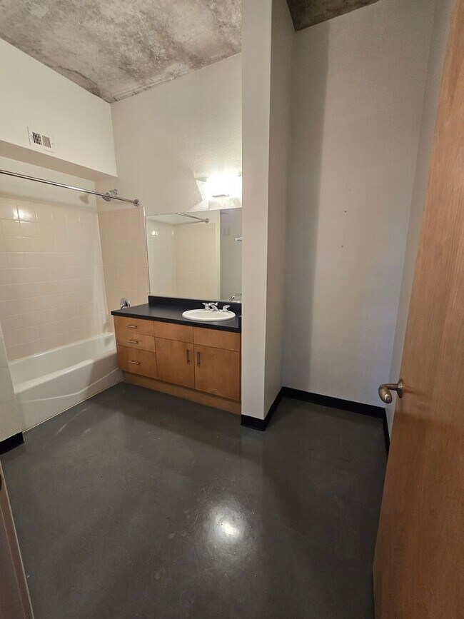 Building Photo - Luxurious 2BR , 2BA 2nd floor loft in East Downtown Area- aprox 1650 sq ft