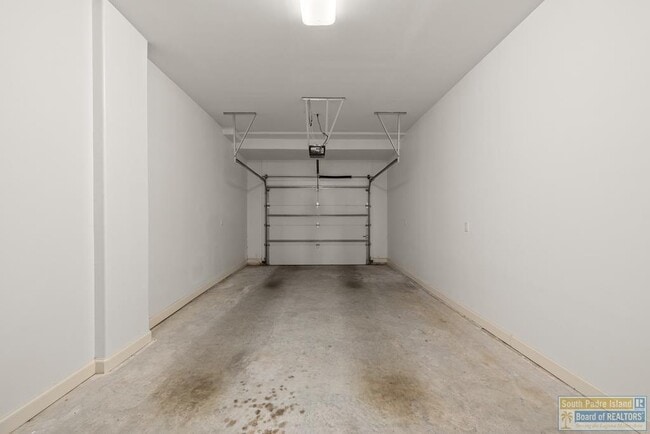 Building Photo - 618 N Shore Dr