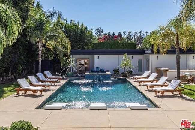 Building Photo - 703 N Maple Dr