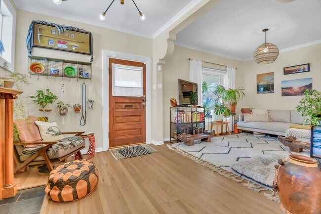 Building Photo - Charming luxury meets timeless character in the heart of West Wash Park - Available NOW!!