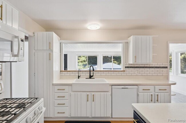 Building Photo - 2860 E Coon Lake Rd