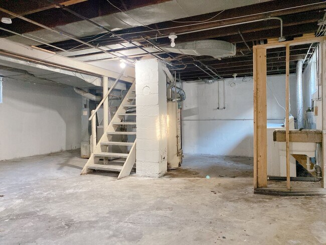 Building Photo - Move-in special. 3 bed 1 bath with a detached garage and large driveway $1250