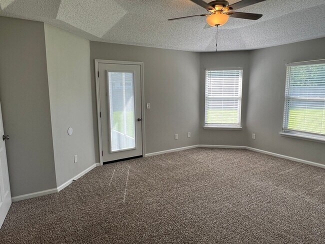 Building Photo - 4BR/2BA Home Walking Distance to Mary Lee ...
