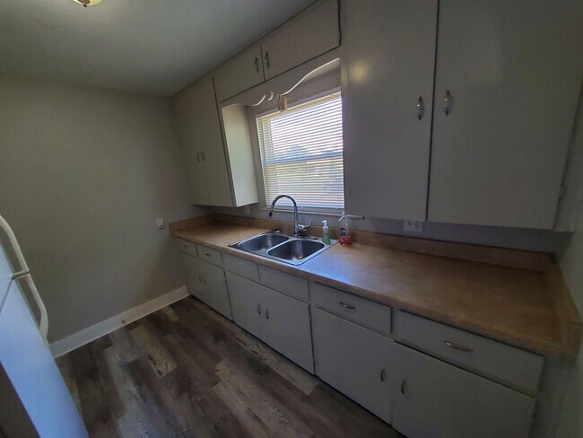 Building Photo - Belmont 2 Bedroom Bungalow