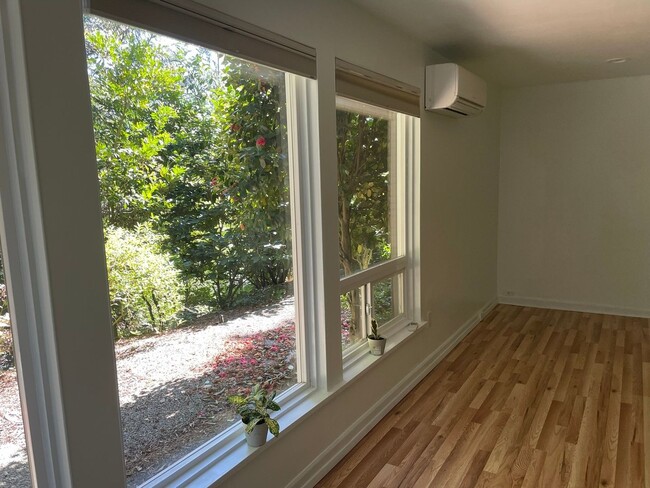 Building Photo - Charming 1 Bedroom Apartment in Seattle - ...
