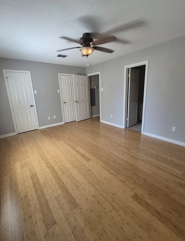 Building Photo - 3 bed 3 bath one block away from Baylor