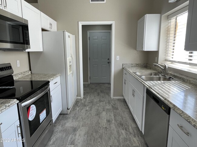 Building Photo - 710 W Cheyenne Dr